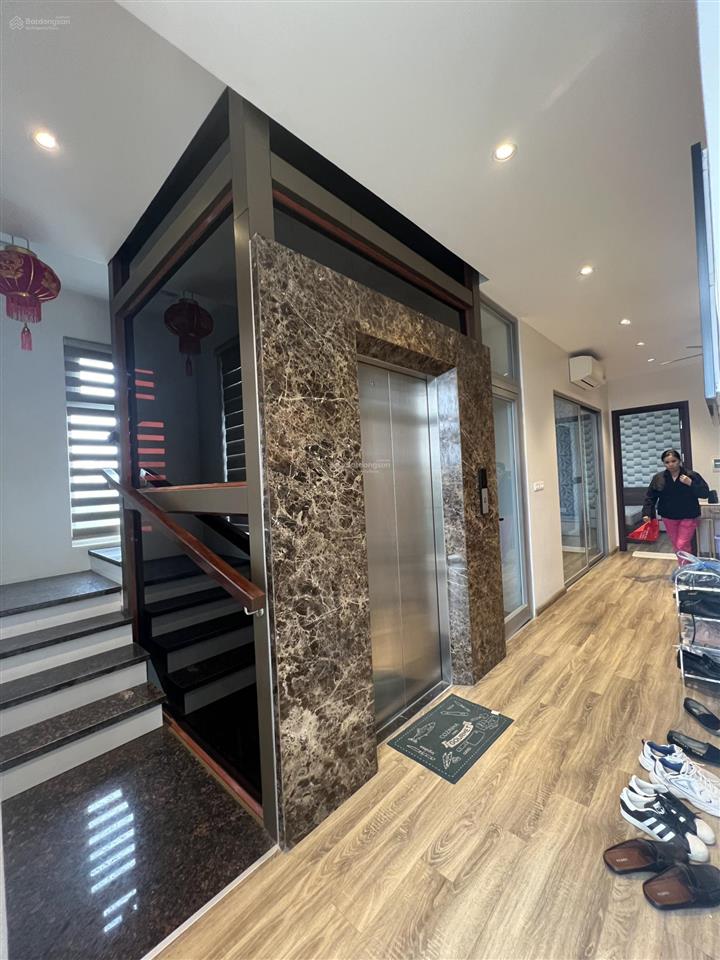 Chỉ 59 tỷ sở hữu biệt thự 3 thoáng vinhomes riverside,180m2 ,mt30m ,thang máy , kinh doanh .