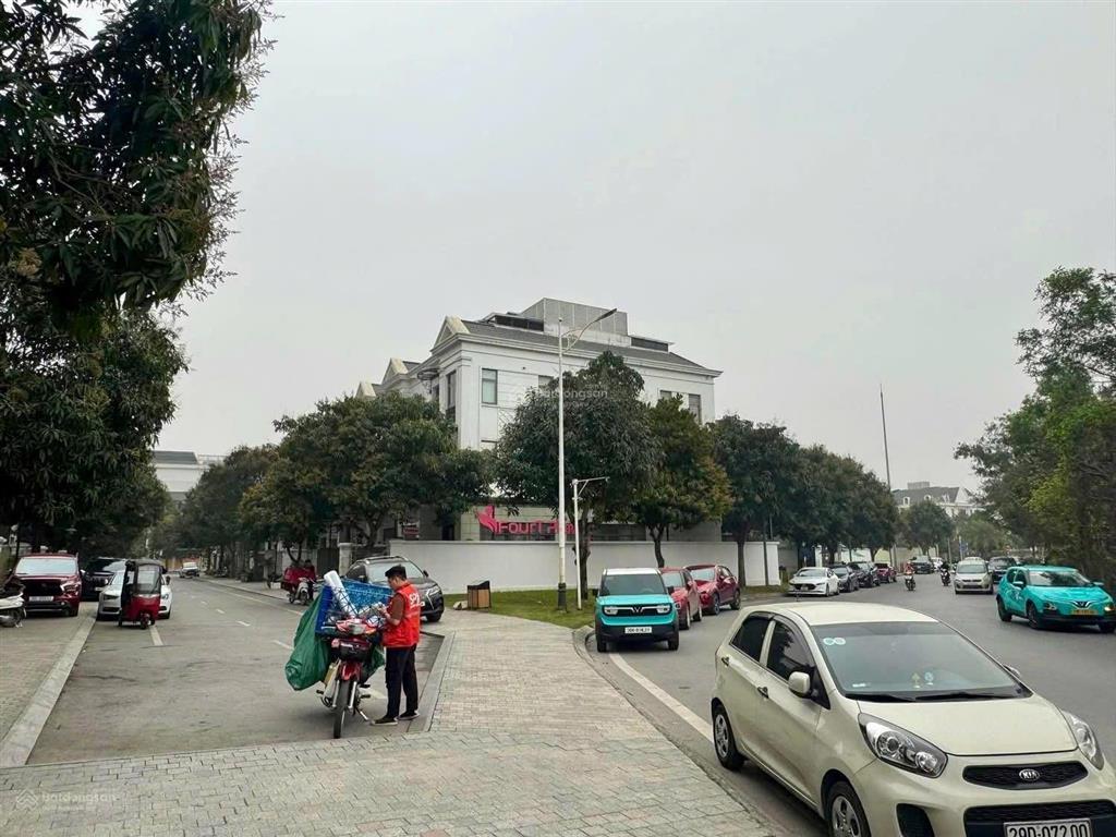 Biệt thự vinhome riverside  3 thoáng ,176m2,mt38m ,giá 58,8 tỷ,kinh doanh,thang máy .