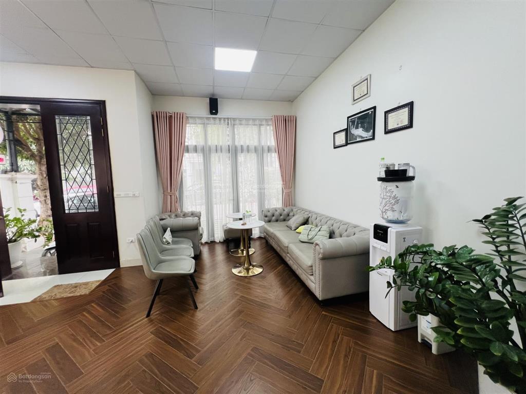 Biệt thự vinhome riverside  3 thoáng ,176m2,mt38m ,giá 58,8 tỷ,kinh doanh,thang máy .