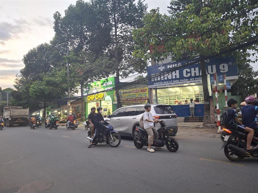 Cần bán nhà mặt tiền chợ , đường nguyễn hữu cảnh + hai bà trưng dĩ an