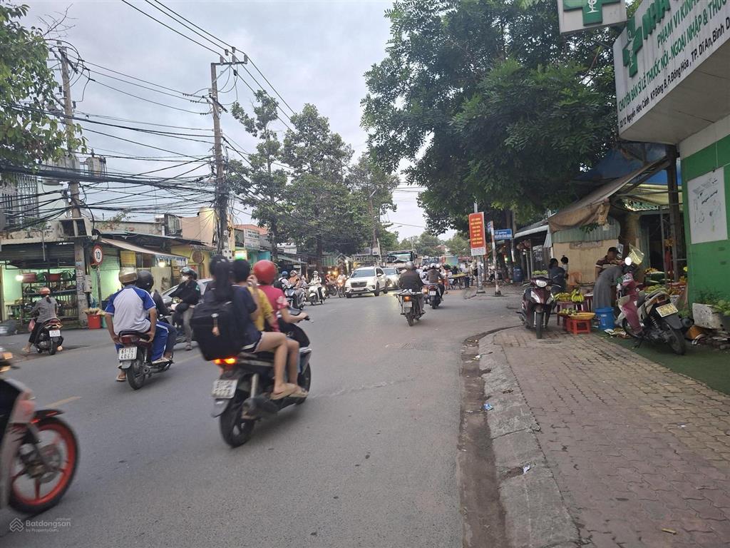 Cần bán nhà mặt tiền chợ , đường nguyễn hữu cảnh + hai bà trưng dĩ an
