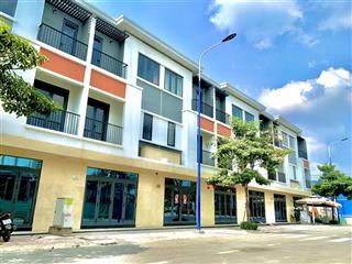 Nhà sổ hồng sẵn sang tên công chứng 1 trệt 2 lầu, 3 pn, 3 wc và sân thượng. khu compound an ninh