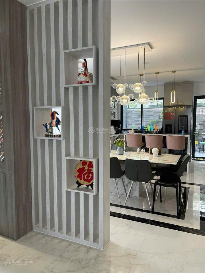 Cần bán biệt thự góc nine south full nội thất cao cấp, chỉ việc xách vali vào ở