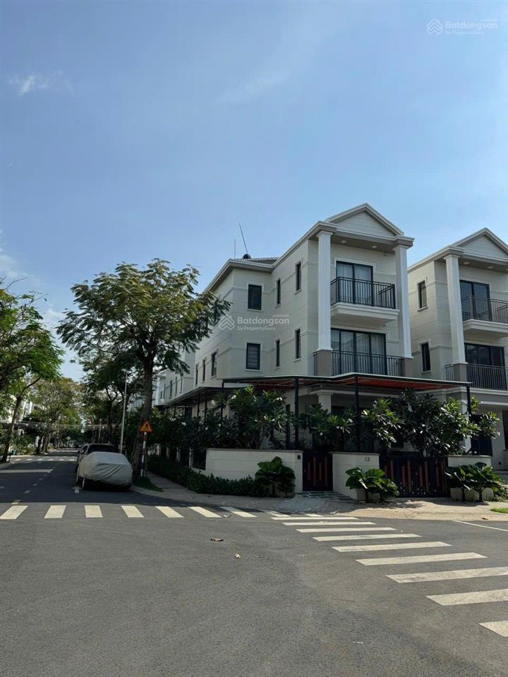 Cần bán biệt thự góc nine south full nội thất cao cấp, chỉ việc xách vali vào ở