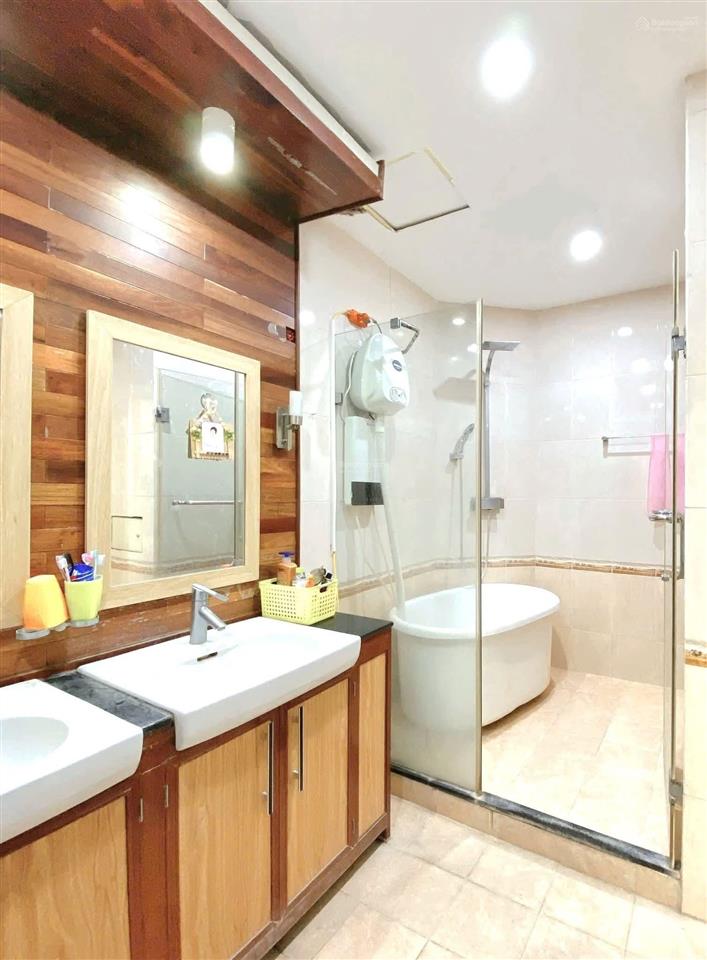 Bán chung cư láng hạ 4pn, 200m2, view hồ, slot ô tô, nội thất đẹp ở ngay, giá tốt