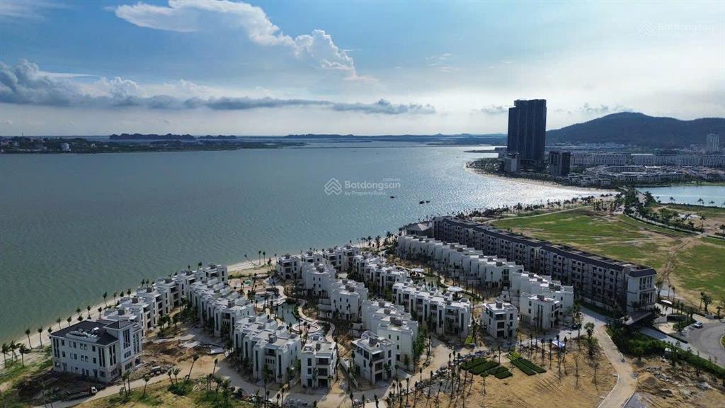 Biệt thự mặt biển biệt lập bãi cháy hạ long, bể bơi riêng, sổ hồng lâu dài, đơn giá 135 triệu/m2