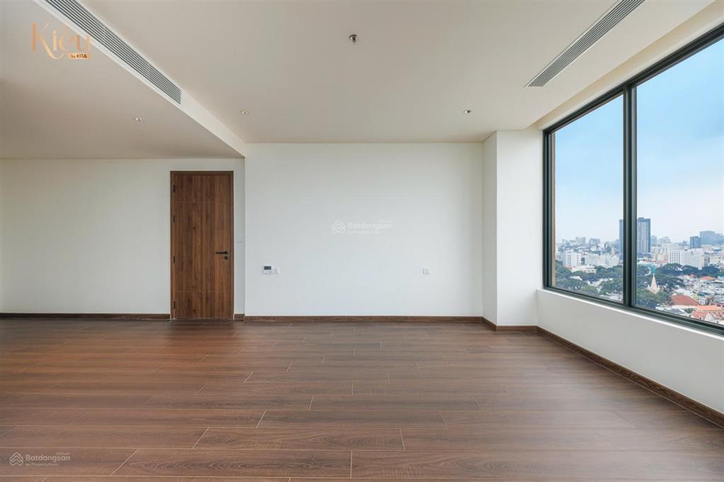 Bán căn hộ cao cấp giá rẻ tại quận 5  cách quận 1 chỉ 100m, nhà sẵn sổ sẵn. căn gốc ban công to