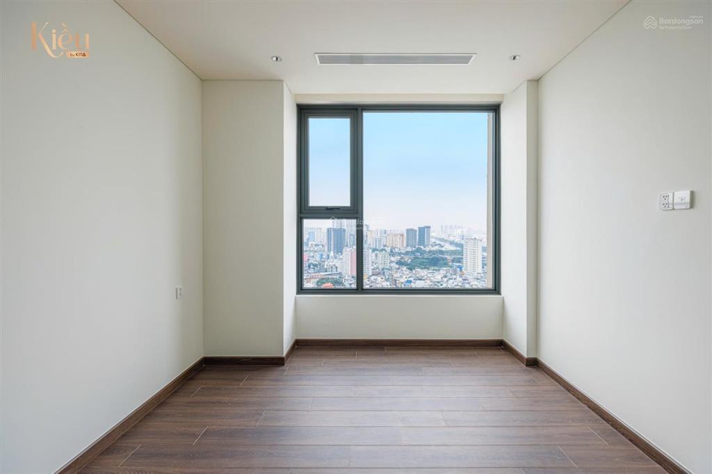Bán căn hộ cao cấp giá rẻ tại quận 5  cách quận 1 chỉ 100m, nhà sẵn sổ sẵn. căn gốc ban công to