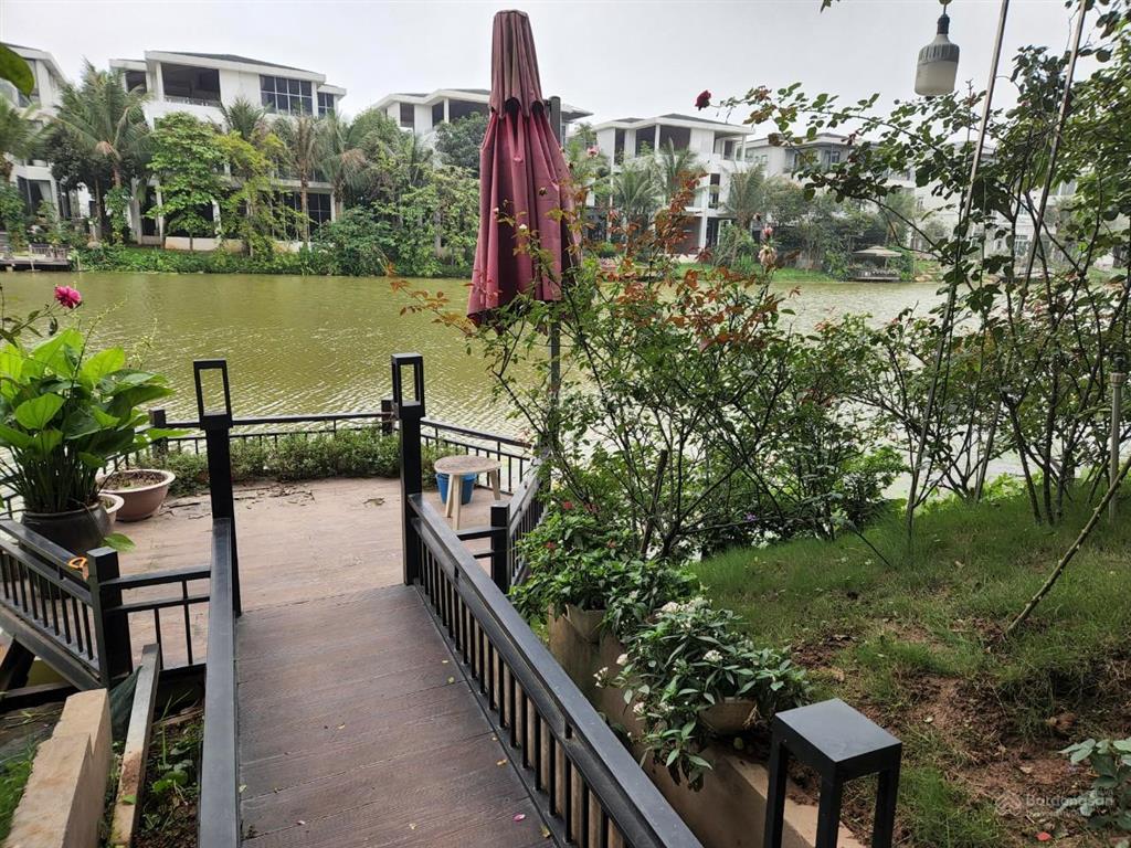 Chủ nhà gửi bán biệt thự đảo 300m2 hồ tây bắc cửa vào đông nam