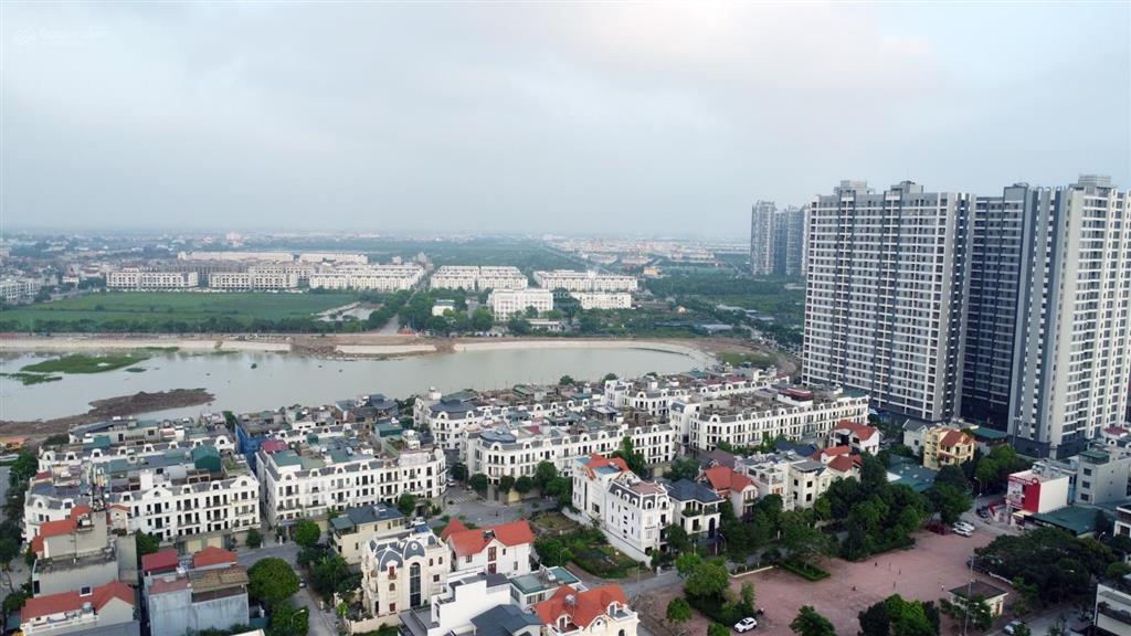 Bán căn góc 67m2, 2 phòng ngủ, full đồ, view hồ. tại toà chung cư blue star trâu quỳ