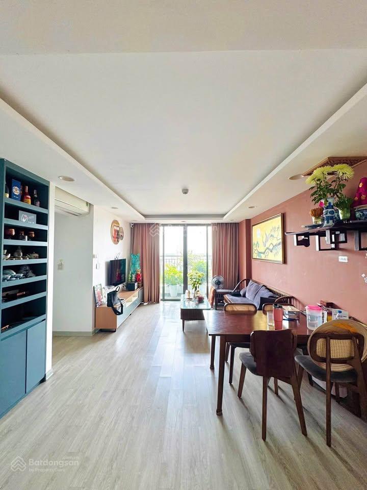 Bán căn góc 67m2, 2 phòng ngủ, full đồ, view hồ. tại toà chung cư blue star trâu quỳ