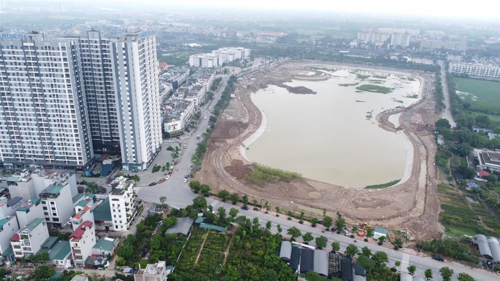 Bán căn góc 67m2, 2 phòng ngủ, full đồ, view hồ. tại toà chung cư blue star trâu quỳ