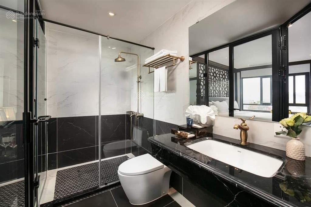 Bán nhà mặt phố nhà chung 165m2, 2 tầng, mặt tiền 6.5m đoạn đẹp nhất phố (170 tỷ)