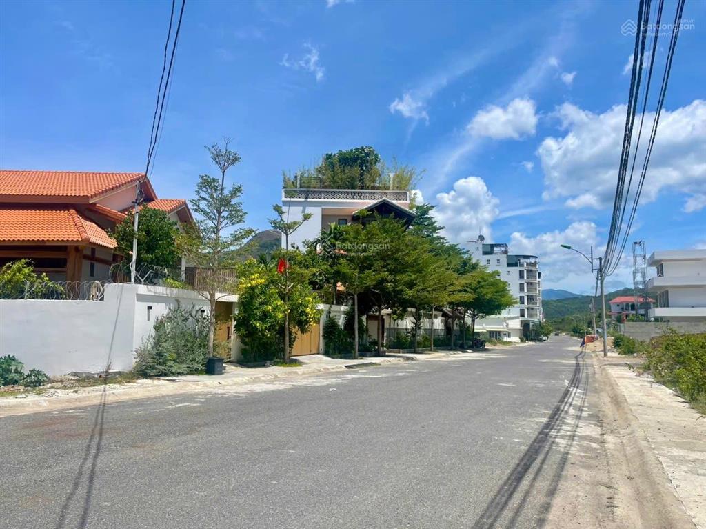 Bán đất đường triệu quang phục, vĩnh hoà, nha trang. dt 310m2. ngang 15,5m sổ hồng.  0931 183 ***