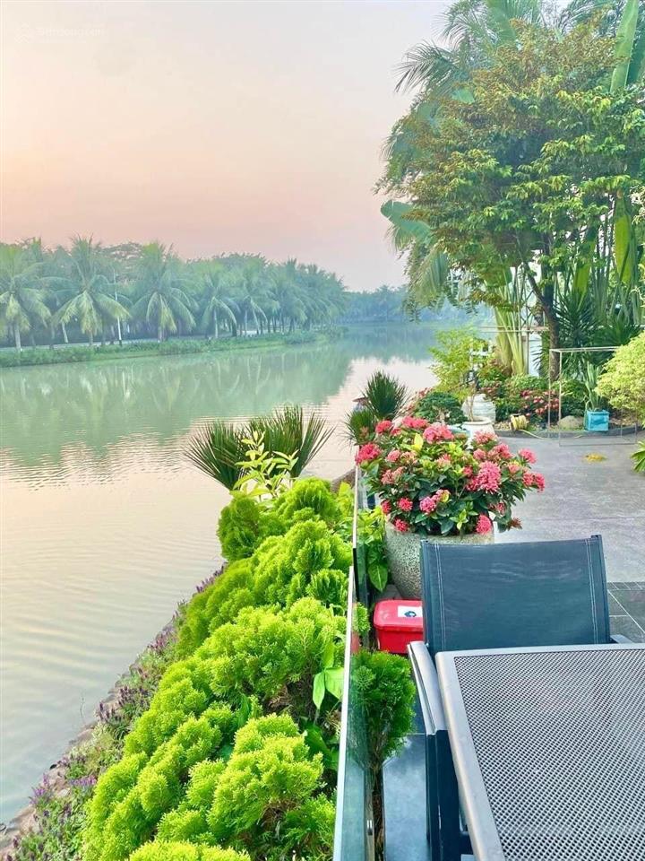 Bán gấp bt bằng lăng 03  03 hướng đn, diện tích 250m2 xd 455m2 căn thô view hồ rộng, giá 81.5 tỷ