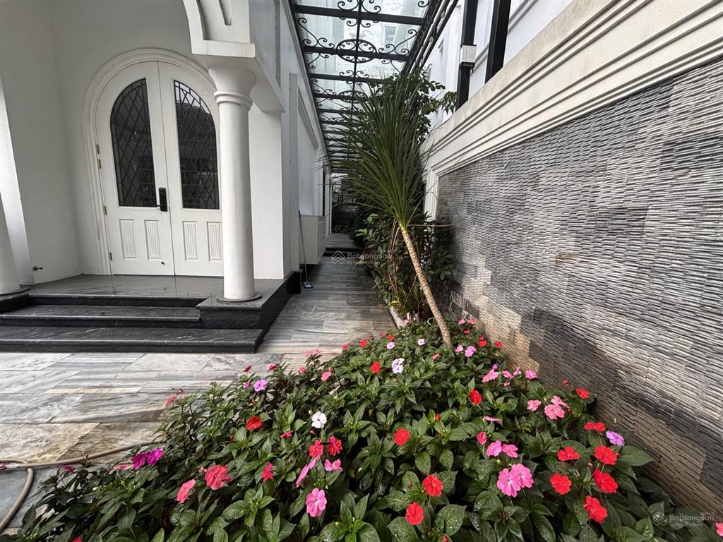 Bán bt đơn lập hoa sữa 06  31, hướng đn, 300m2 đất,xd 525.1m2 view vườn hoa, sông rộng, giá 82.5tỷ