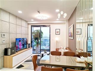 Cho thuê căn hộ 2 phòng ngủ kingdom 101 tầng cao view đẹp 17 triệu.  0927 287 ***
