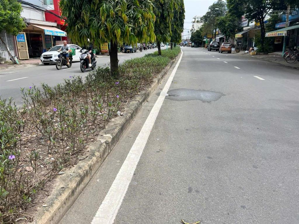 Mặt tiền đại lộ 2, phước bình 1 trệt 4 lầu 10*20m  202m2 dtsd 538m2