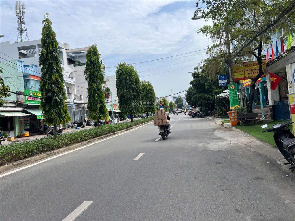Mặt tiền đại lộ 2, phước bình 1 trệt 4 lầu 10*20m  202m2 dtsd 538m2