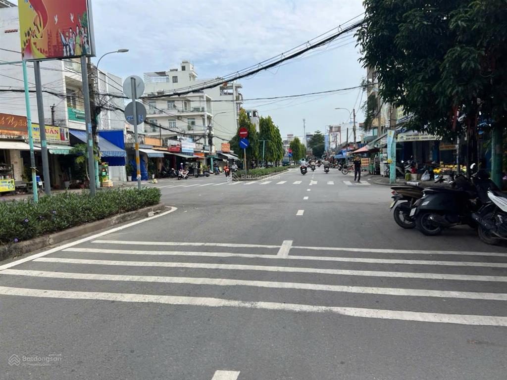 Mặt tiền đại lộ 2, phước bình 1 trệt 4 lầu 10*20m  202m2 dtsd 538m2
