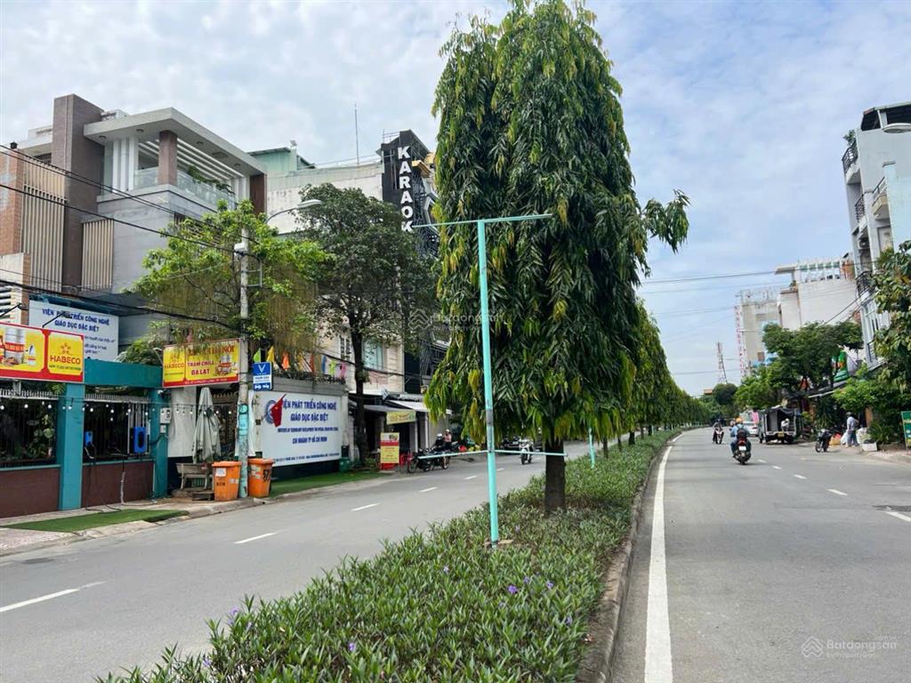 Mặt tiền đại lộ 2, phước bình 1 trệt 4 lầu 10*20m  202m2 dtsd 538m2