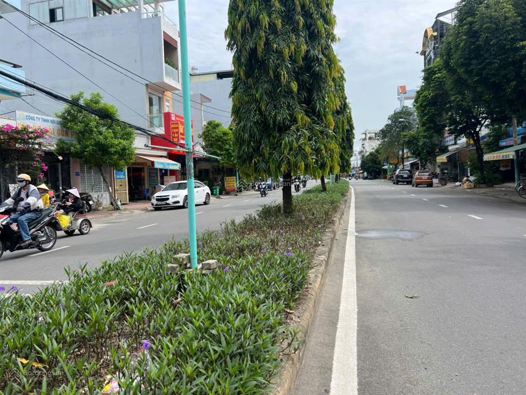 Mặt tiền đại lộ 2, phước bình 1 trệt 4 lầu 10*20m  202m2 dtsd 538m2