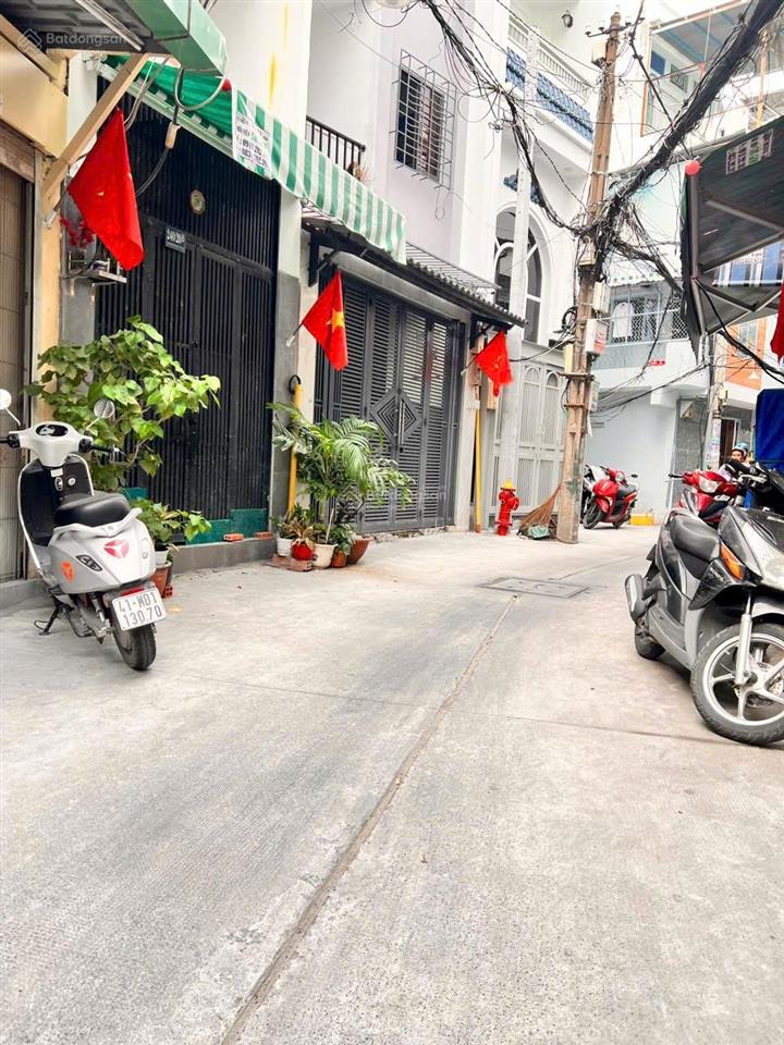 Cần bán căn nhà hẻm 240 đường cách mạng tháng 8, phường 10, quận 3. 42m2, 3 lầu 6.5 tỷ sổ hồng