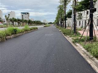 Bán biệt thự đơn lập dt318 m mt 12m xd3.5 tầng đường 11.5m vị trí đẹp gần hồ công viên