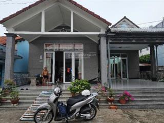 Bán gấp nhà mặt tiền đường nhựa, thổ cư 100%, sân trước thoáng mát, gần chợ