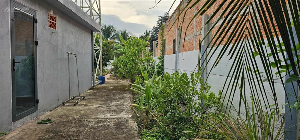 Bán gấp nhà, hàng rào kiên cố, full nội thất, chủ định cư, giá chỉ nhỉnh 3 tỷ