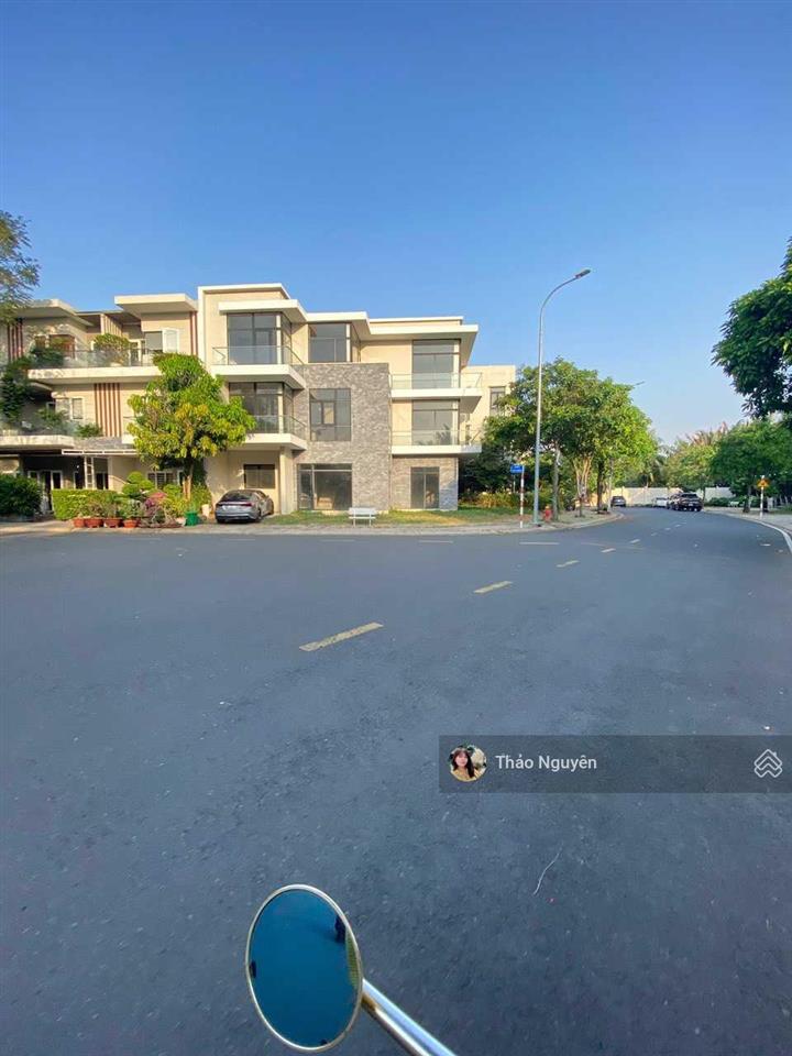 Chính chủ bán gấp nhà phố 106.2m2 view thoáng mát giá 13.5tỷ nội thất vali vào ở gọi 0979 940 ***