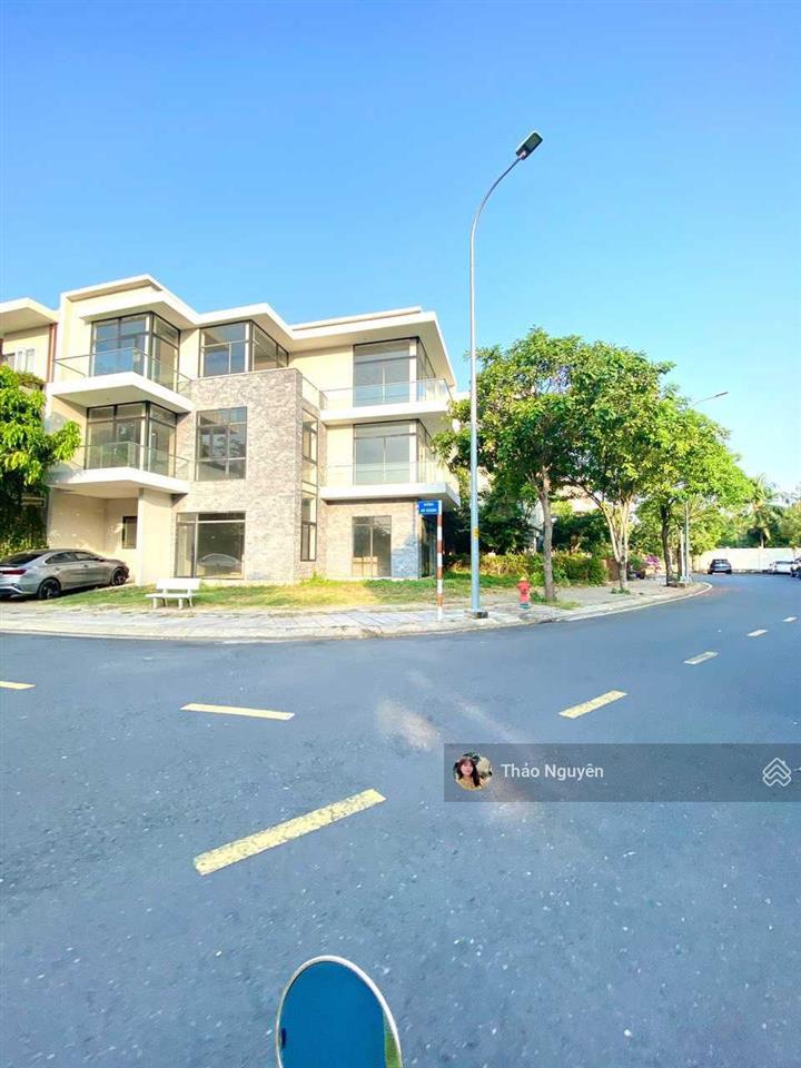 Chính chủ bán gấp nhà phố 106.2m2 view thoáng mát giá 13.5tỷ nội thất vali vào ở gọi 0979 940 ***