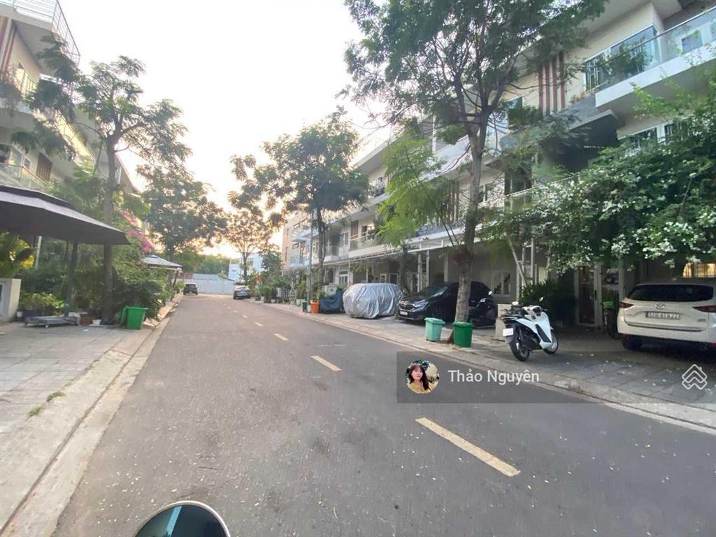 Chính chủ bán gấp nhà phố 106.2m2 view thoáng mát giá 13.5tỷ nội thất vali vào ở gọi 0979 940 ***