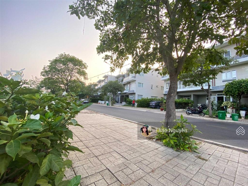 Chính chủ cần bán gấp nhà phố view sông mặt tiền 18tỷ view sông căn bìa thoáng mát  0979 940 ***