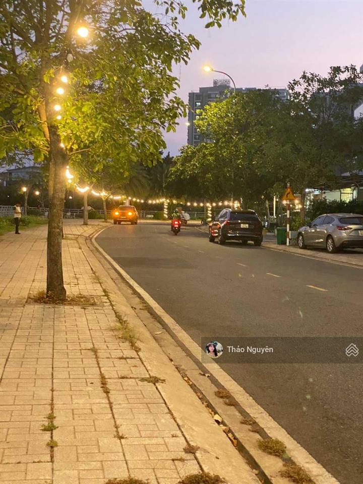 Chính chủ cần bán gấp nhà phố view sông mặt tiền 18tỷ view sông căn bìa thoáng mát  0979 940 ***