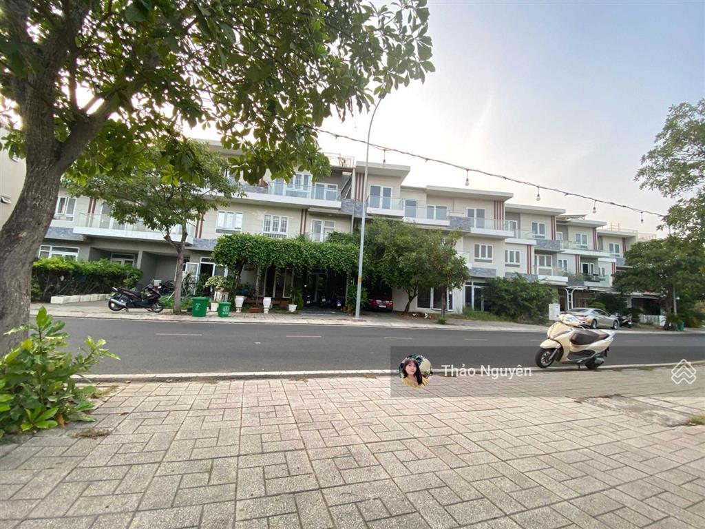 Chính chủ cần bán gấp nhà phố view sông mặt tiền 18tỷ view sông căn bìa thoáng mát  0979 940 ***