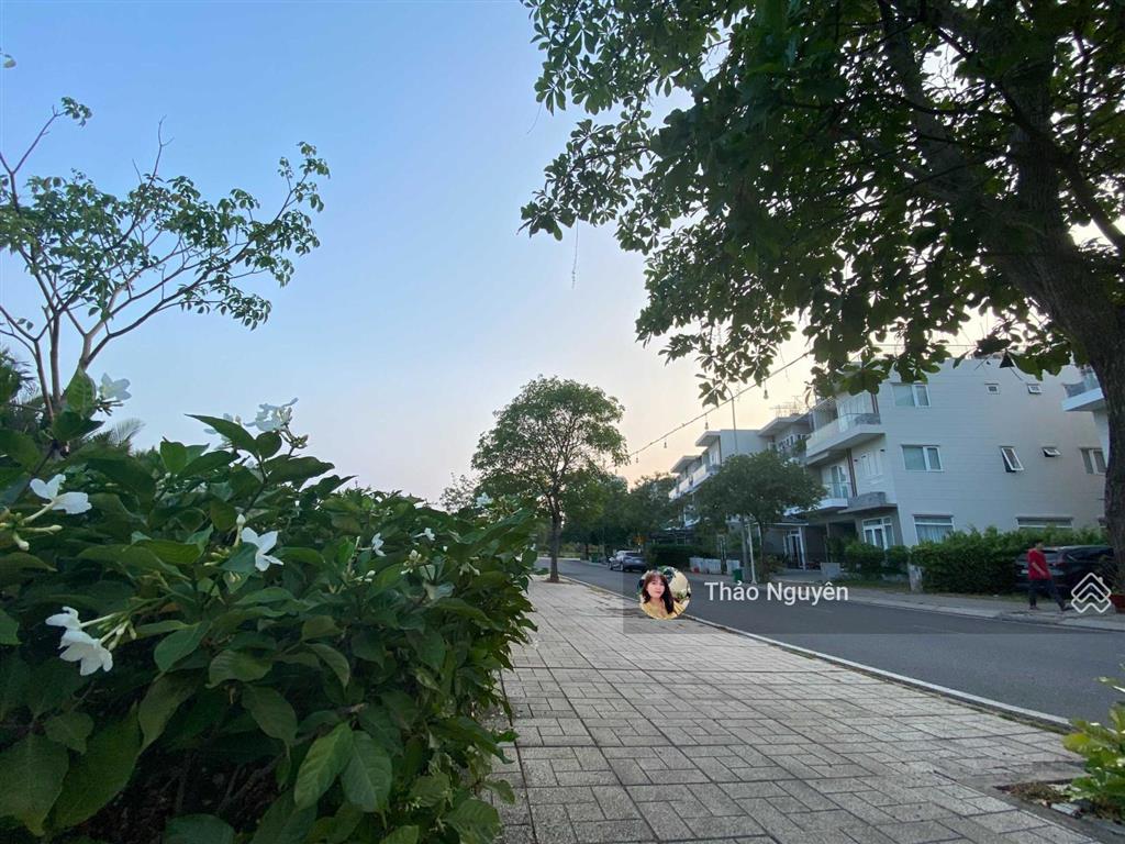 Chính chủ cần bán gấp nhà phố view sông mặt tiền 18tỷ view sông căn bìa thoáng mát  0979 940 ***