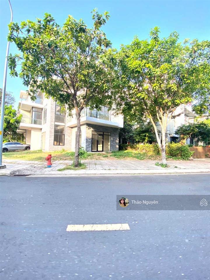 Chính chủ cần bán gấp nhà phố view sông mặt tiền 18tỷ view sông căn bìa thoáng mát  0979 940 ***