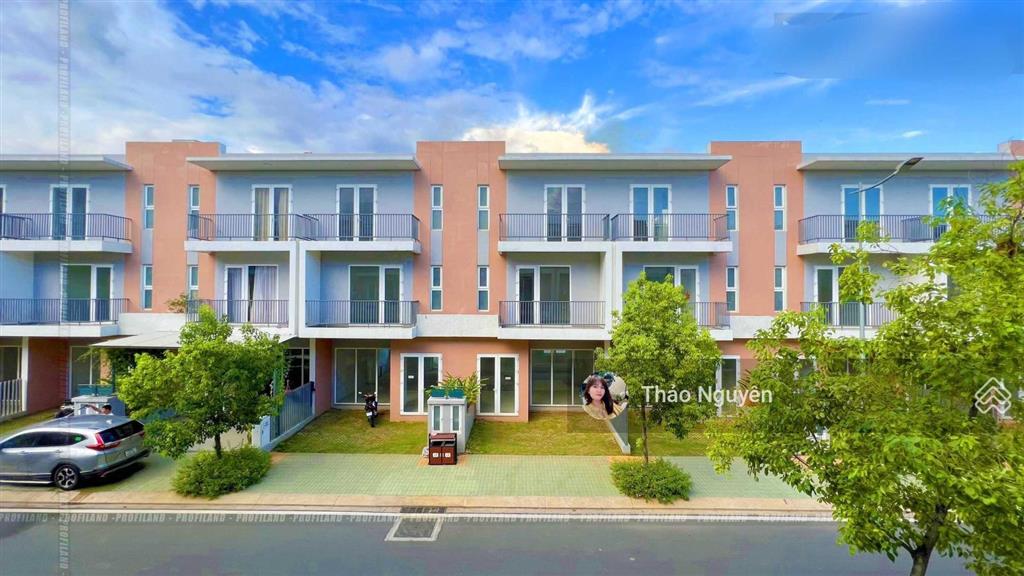 Chính chủ kẹt tiền bán gấp nhà 90m2 view cực đẹp 7.75tỷ gần hồ gần tiện ích 0979 940 ***
