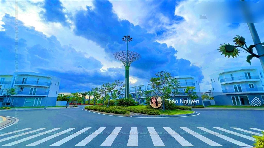 Chính chủ kẹt tiền bán gấp nhà 90m2 view cực đẹp 7.75tỷ gần hồ gần tiện ích 0979 940 ***