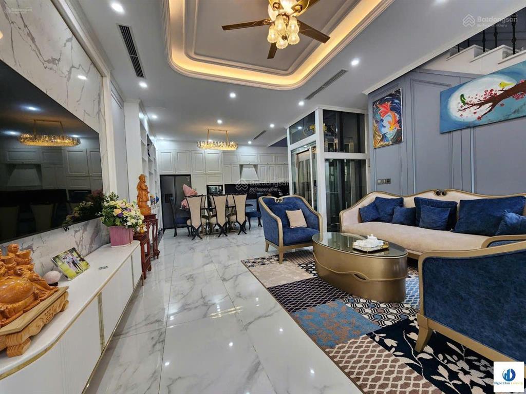 Cho thuê biêt thự full đồ, thang máy.giá27tr. cạnh biển hồ 6,1 ha .0909 044 ***