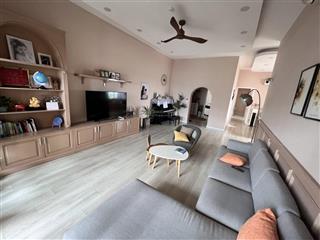 Bán căn hộ penthouse  diện tích rộng, tầng cao nhất tòa nhà, sổ hồng sẵn cầm tay
