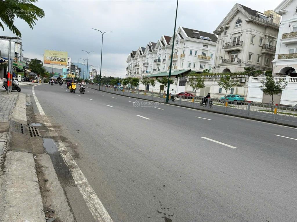 Mt đường dương quảng hàm, p.5, gv. dt 4m x 25m có hẻm sau 5m, vị trí siêu đẹp, giá 19,5ty tl