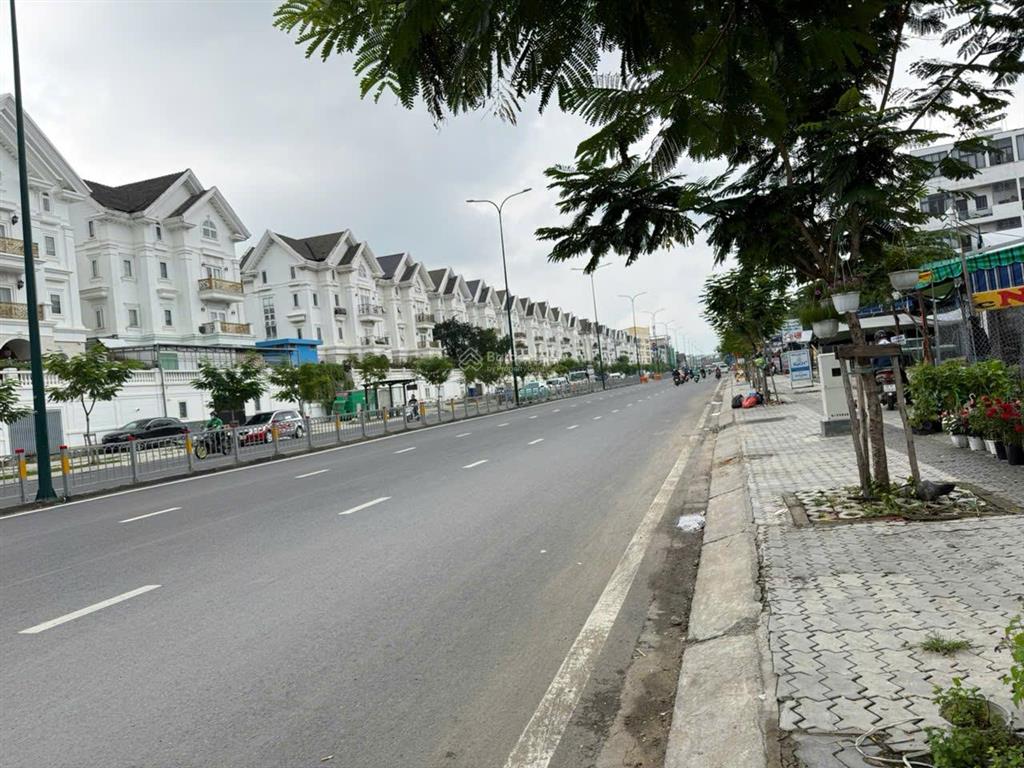 Mt đường dương quảng hàm, p.5, gv. dt 4m x 25m có hẻm sau 5m, vị trí siêu đẹp, giá 19,5ty tl