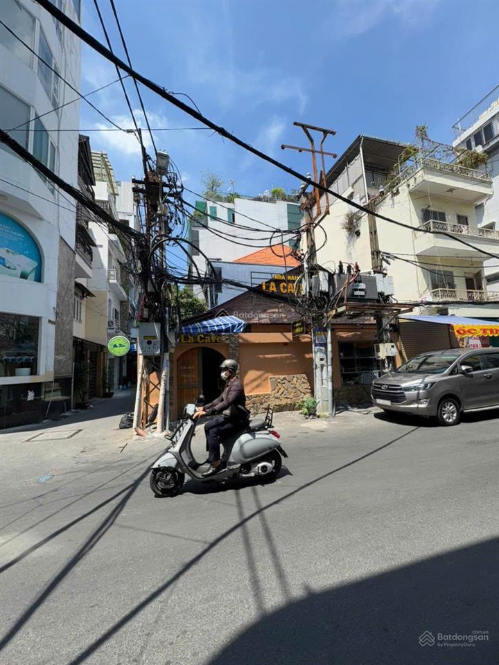 Cho thuê góc 2mt võ văn tần, p5, quận 3  dt 15*15m