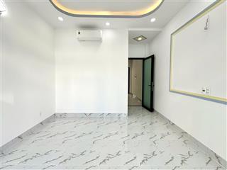 Mới xây xong  mặt đường p1 bình thạnh + vuông 67m2 + 5 tầng 6pn + thang máy  nội thất cơ bản