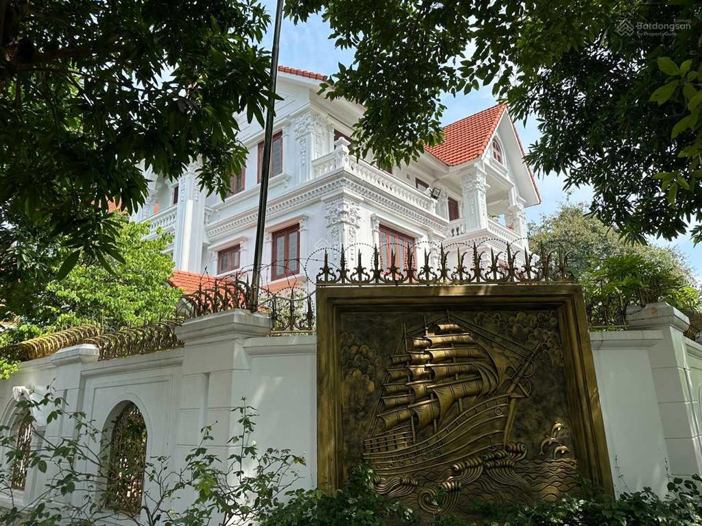 Bán gấp nhà biệt thự khu đô thị hud vân canh lô góc dt 405m2, giá 135 triệu,  0915 182 ***