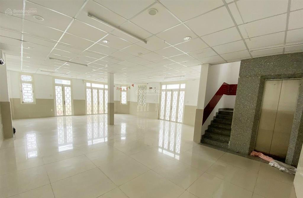 Góc 2 mt thương hiệu duy nhất đường cộng hòa, dt 6 x 26m, 3 tầng , hđt/120tr/tháng giá 32 tỷ