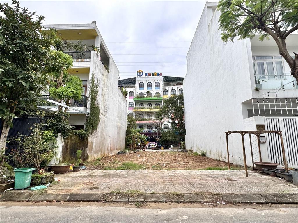 Chuyển nhượng 213m2 đất 2 mt trước sau hồ phi tích  ngay tòa chung cư cao cấp đang xây
