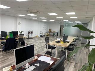 Cho thuê văn phòng trần thái tông 160m2 giá 35 triệu/tháng sẵn vách kính bàn giao luôn.